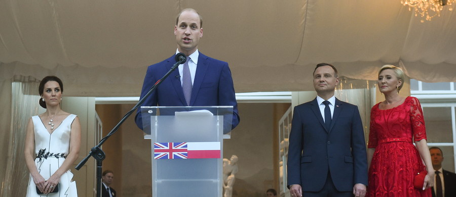 "​Polska jest dla Wielkiej Brytanii przykładem odwagi, zdecydowania i odporności" - powiedział w Warszawie książę William. Mówiąc o wzajemnych relacjach podkreślał, że dzisiaj na Wyspach wychowywane są dzieci, które czują się jednocześnie Polakami i Brytyjczykami.
