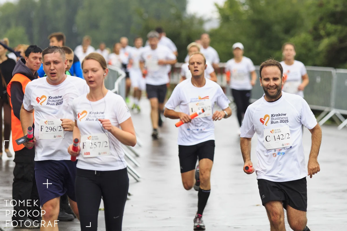 Już 3 września Kraków Business Run wystartuje, by pomóc stanąć na nogi osobom po amputacjach i z niepełnosprawnością ruchową. Organizatorzy właśnie poinformowali o zmianie dotychczasowej trasy oraz o planowanym przyjęciu dodatkowych drużyn na listę startową.