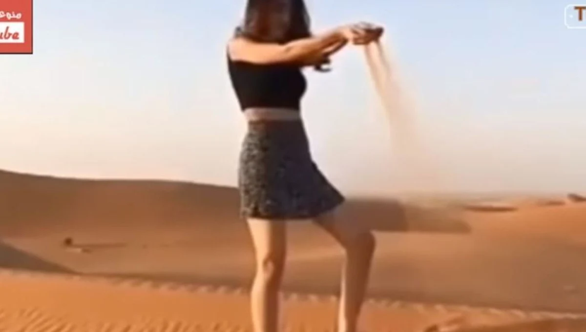 Krótki film, który wywołał oburzenie w Arabii Saudyjskiej. Widać na nim kobietę ubraną w krótką spódnicę i bluzkę bez rękawów, która przechadza się po zabytkowym forcie w miejscowości nieopodal stolicy islamskiego kraju, Rijadu. Wielu Saudyjczyków twierdzi, że kobieta powinna zostać aresztowana. 