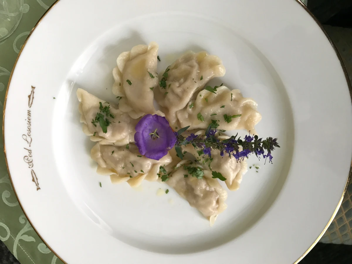 Między innymi pierogami i słynnym Goldwasserem poczęstowana zostanie w dziś para książęca. Wiliam i Kate odwiedzają Polskę. Dziś gościć będą między innymi w Gdańsku. 