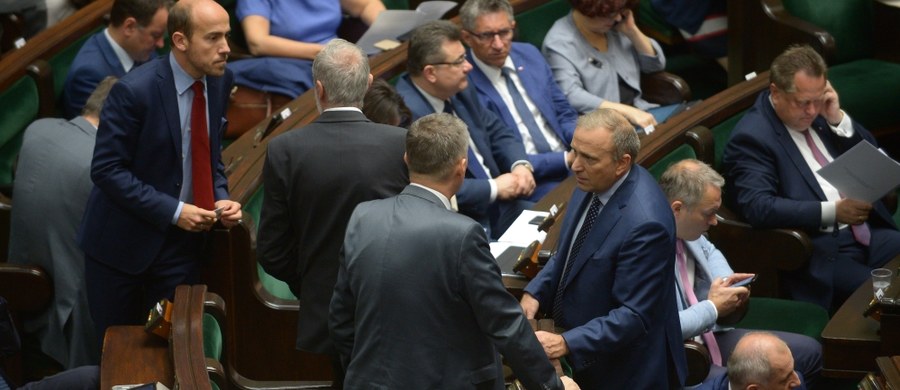 Sejm w głosowaniu zdecydował o uzupełnieniu porządku obrad o rozpatrzenie zgłoszonego przez PiS projektu ustawy dot. Sądu Najwyższego. Po tej decyzji opozycja protestowała i zgłosiła wnioski o przerwę w obradach. Nie udało się jej zablokować procedowania nad ustawą. 