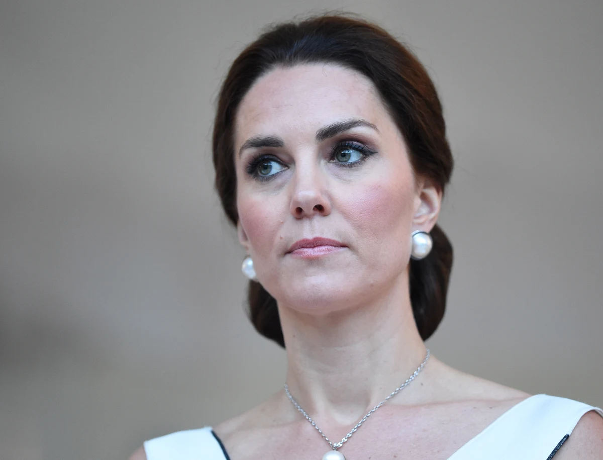 Brytyjskie media rozpisują się dziś o sukienkach księżnej Catherine. Padają nazwiska dwóch projektantów, w tym Polki.  W stroju projektu Gosi Baczyńskiej brytyjska księżna zachwycała podczas wczorajszego bankietu w Warszawie. 