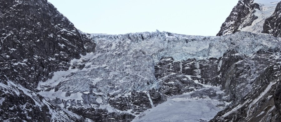 ​Zamrożone ciała szwajcarskiej pary, która zaginęła 75 lat temu w Alpach, zostały znalezione na topniejącym lodowcu - podały szwajcarskie media.