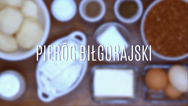 Pieróg biłgorajski to tradycyjne danie kuchni polskiej, które swoim wyglądem przypomina nieco domowe pasztety. Przyrządza się go głównie z kaszy gryczanej, jajek, śmietany, kartofli i sera, a całość - zapieczona w okrągłych lub prostokątnych formach. Znakomicie smakuje solo, także jako nadzienie pszennych bułek. Robienie pieroga biłgorajskiego trwa dosłownie chwilę - to wbrew pozorom bardzo prosty przepis! Zobaczcie, jak go zrobić!