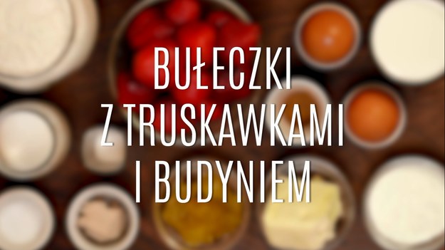 Bułeczki z truskawkami i budyniem to prosty sposób na przyrządzenie domowych przekąsek, które posmakują nie tylko najmłodszym! Te słodkie, wilgotne bułeczki, które skrywają w sobie wyborne truskawki i delikatny w swojej konsystencji budyń: to znakomity sposób na domowe desery czy drugie śniadanie! Będą o wiele zdrowsze niż te, które można kupić w sklepie - przede wszystkim ze względu na o wiele mniejszą zawartość cukru, którego nie brakuje w wysoko przetworzonej żywności ze sklepu. Poznajcie nasz przepis na bułeczki z truskawkami i budyniem.