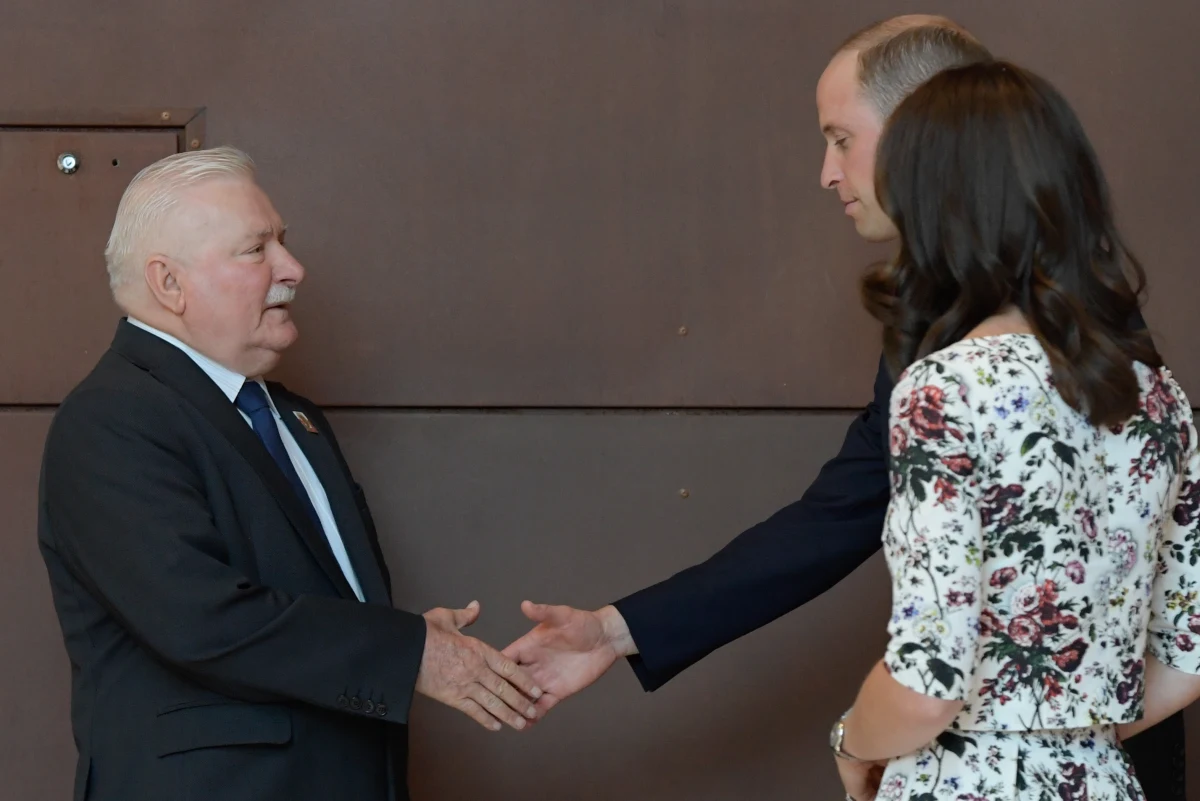 Książę William i księżna Kate, którzy złożyli wizytę w Europejskim Centrum Solidarności w Gdańsku, zwiedzili wystawę o historii Solidarności i spotkali się z grupą opozycjonistów, m.in. z Lechem Wałęsą i Zbigniewem Bujakiem. Pod Pomnikiem Poległych Stoczniowców książę i księżna położyli białą i czerwoną różę. 