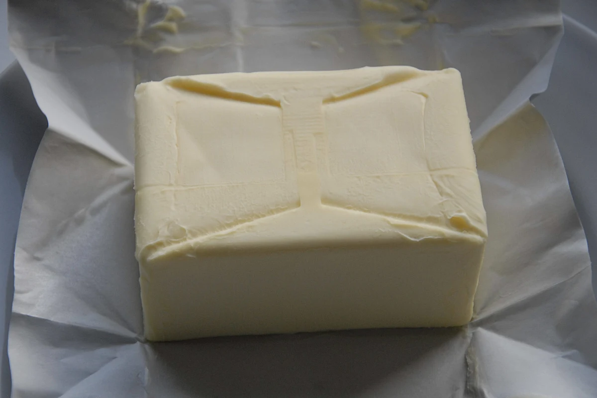 ​Masło podrożało w Polsce, bo jest na nie duży popyt na rynkach zagranicznych - powiedział prezes Krajowego Związku Spółdzielni Mleczarskich Waldemar Broś, tłumacząc skąd wzięły się wysokie ceny masła na rynku krajowym. Ponadto eksportujemy duże ilości śmietany, z której wyrabia się masło. Według Brosia, popyta na masło w ostatnim czasie został wywołany m. in. przez Stany Zjednoczone. 