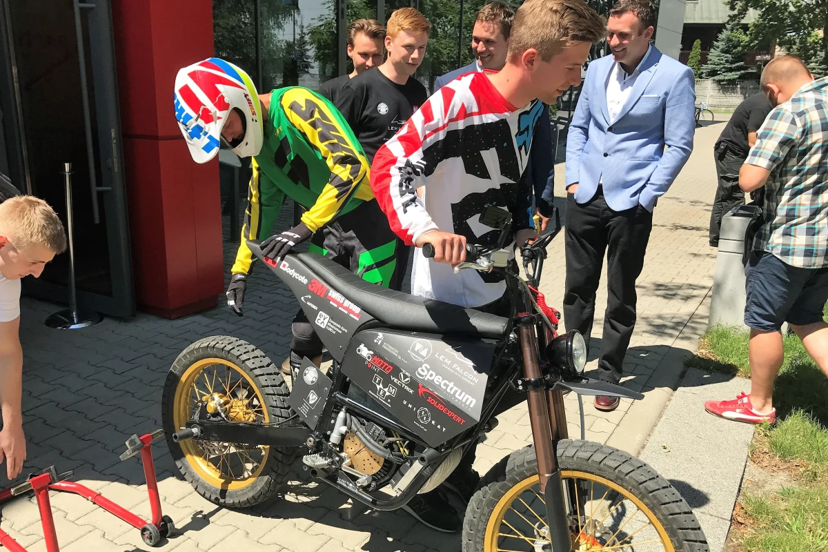 ​Najlepszy, lekki motocykl elektryczny zbudowany przez studentów, skonstruowali żacy z Politechniki Wrocławskiej. Ich LEM Falcon wygrał w klasyfikacji generalnej w czasie międzynarodowych zawodów w Barcelonie. Żacy oraz ważąca 92 kilogramy maszyna właśnie wróciła do kraju.