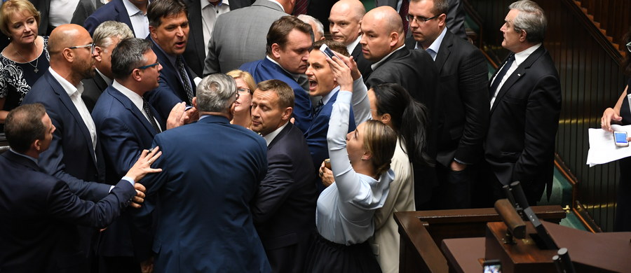 Sejm wznowi dziś posiedzenie między innymi na temat zmian w sądownictwie. Ponad tysiąc poprawek do ustawy o Sądzie Najwyższym zgłosiła opozycja podczas nocnej debaty: bardzo ekspresyjnej, pełnej słownych - i nie tylko słownych - zapasów. Kiedy poseł PO Borys Budka powołał się na Lecha Kaczyńskiego, prezes PiS Jarosław Kaczyński wykrzyczał pod adresem opozycji: "Nie wycierajcie swoich mord zdradzieckich nazwiskiem mojego śp. brata". Czekamy na Wasze komentarze. Zachęcamy Was do dyskusji. Swoje opinie wpisujcie pod artykułem.  