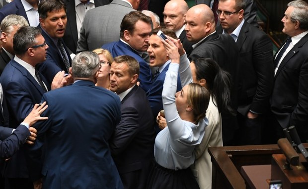 Sejm wznowi dziś posiedzenie między innymi na temat zmian w sądownictwie. Ponad tysiąc poprawek do ustawy o Sądzie Najwyższym zgłosiła opozycja podczas nocnej debaty: bardzo ekspresyjnej, pełnej słownych - i nie tylko słownych - zapasów. Kiedy poseł PO Borys Budka powołał się na Lecha Kaczyńskiego, prezes PiS Jarosław Kaczyński wykrzyczał pod adresem opozycji: "Nie wycierajcie swoich mord zdradzieckich nazwiskiem mojego śp. brata". Czekamy na Wasze komentarze. Zachęcamy Was do dyskusji. Swoje opinie wpisujcie pod artykułem.  