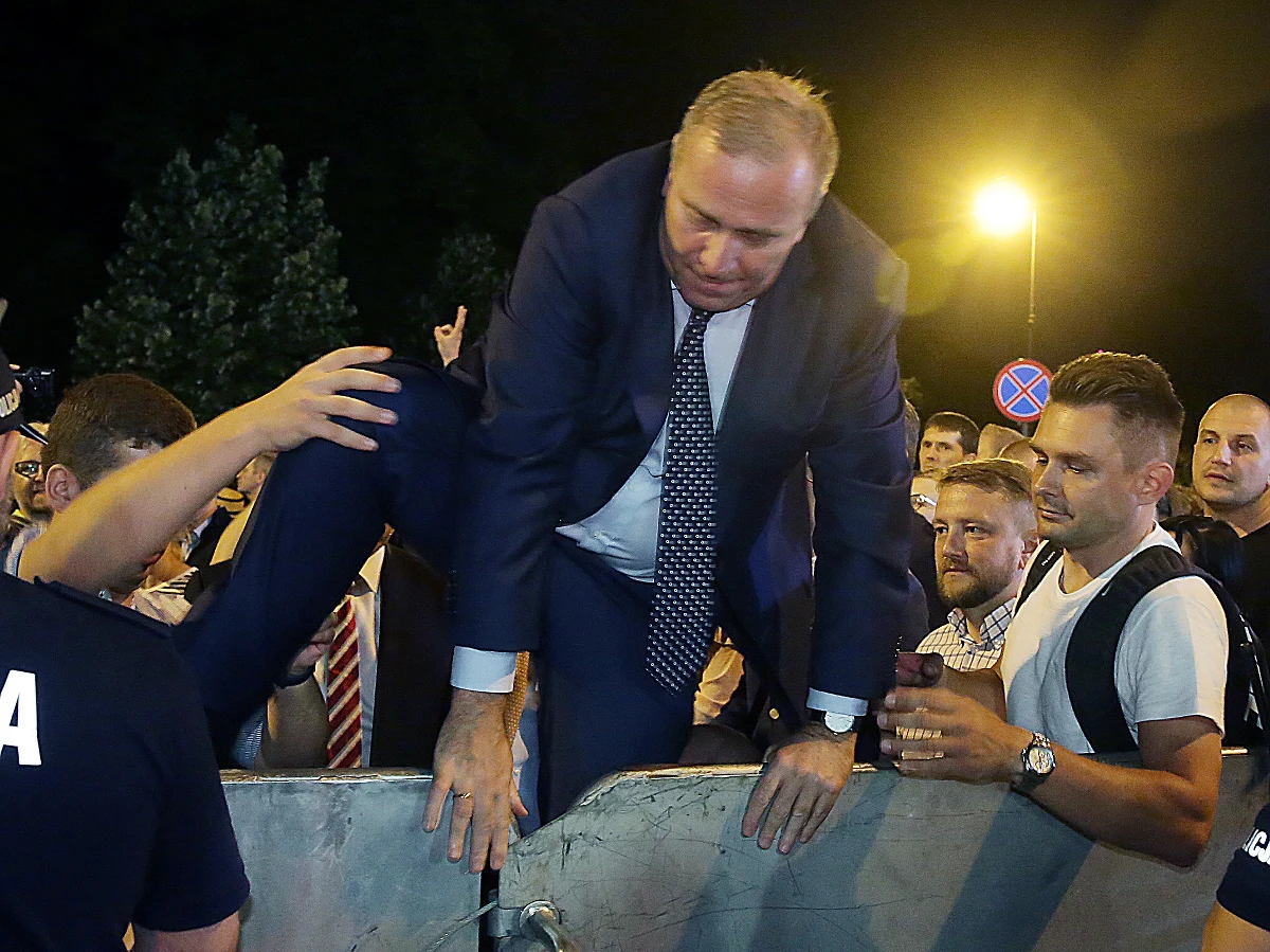 Politycy i prawnicy spierają się, czy mogące mieć wkrótce miejsce ponowne okupowanie sali obrad Sejmu RP da się usprawiedliwić. Padają także pytania o to, czym są pucz i zamach stanu oraz jak powinna zachować się władza, kiedy opozycja forsuje niekonstytucyjne i siłowe rozwiązania.