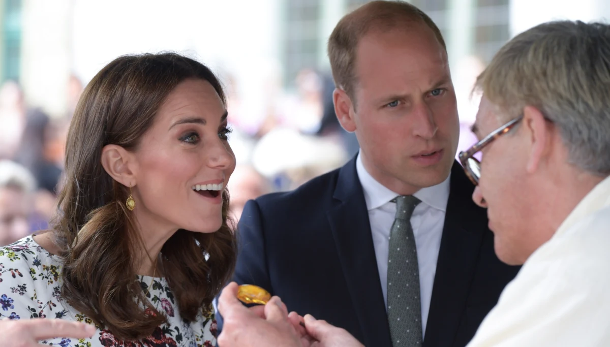 Wizyta brytyjskiej pary książęcej wzbudziła w Polsce wiele emocji. I słusznie, ponieważ kultura brytyjska w kwestii savoir-vivre’u i etykiety może nam służyć za naprawdę dobry przykład. Spośród wielu akcentów tych niezwykłych odwiedzin mnie zaintrygował szczególnie jeden. I dziś chciałbym poświęcić mu parę minut w kolejnym odcinku mojego poradnika.