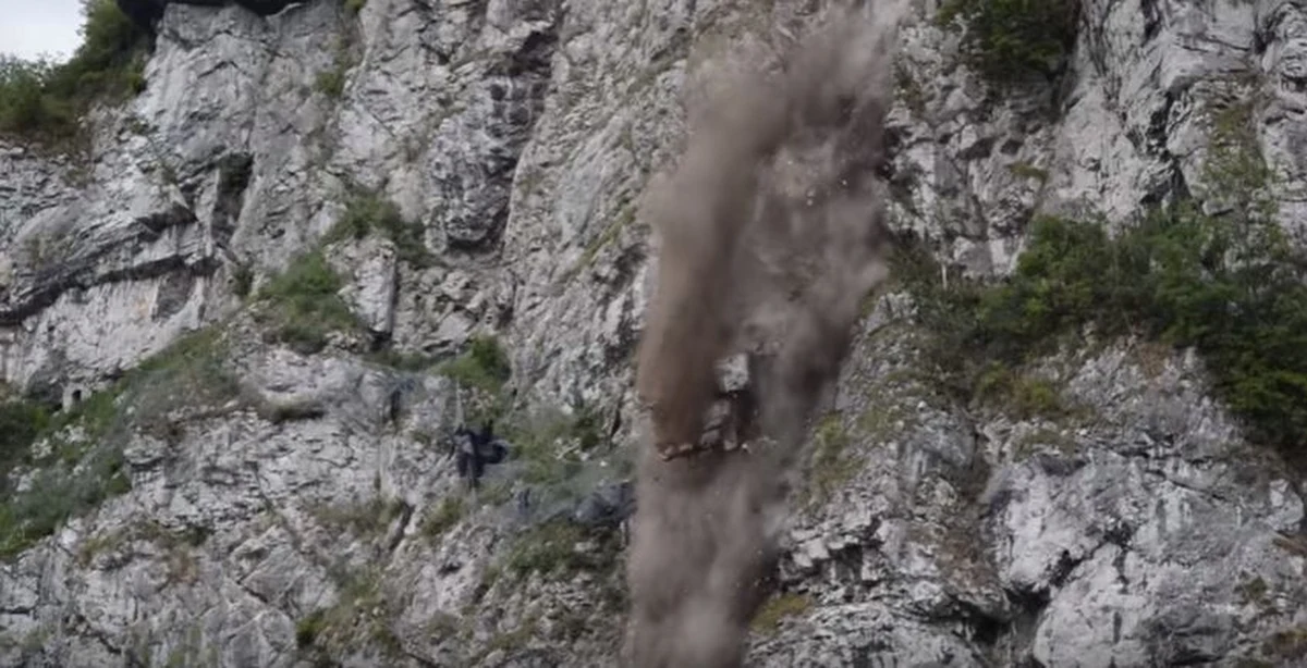 Potężny stutonowy blok skalny spadł w Strecznie na Słowacji na główna drogę prowadzącą z przejścia granicznego w Chyżnem w kierunku autostrady do Bratysławy. Na szczęście ten odcinek jest już od kilku dni zamknięty, właśnie ze względu na zagrożenie spadającymi głazami.