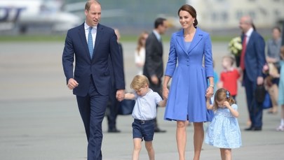 Urocza scenka na lotnisku Chopina. Małe książęta poganiają Williama i Kate