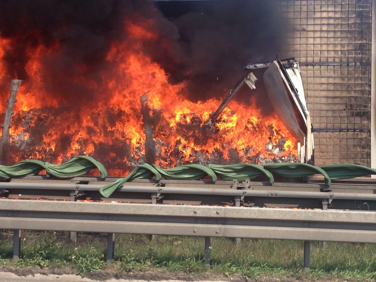 Kilka godzin trwało usuwanie wraku ciężarówki, która spłonęła na autostradowej obwodnicy Krakowa. Kierowcy nic się nie stało. Ruch w kierunku Katowic wciąż odbywa się tylko jednym pasem. I tak będzie co najmniej do czwartku. Po usunięciu wraku okazało się, że nawierzchnia nie nadaje się do dalszego użytkowania, dlatego podjęto decyzję o jej wymianie. Informację o stojącej w płomieniach ciężarówce otrzymaliśmy od naszych słuchaczy. Na adres naszej redakcji kierowcy przesłali filmy i zdjęcia.