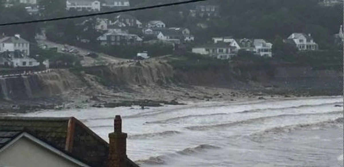 Wielkie sprzątanie w nadmorskiej wiosce w Konwalii. Coverack nawiedziła gwałtowna powódź. Zniszczone zostały ulice i kilkanaście domów. Kilku mieszkańców ewakuowano helikopterem. Niektórzy schronili się na dachach swych posesji. 