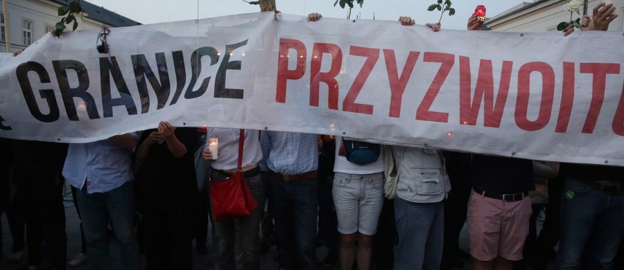 Już jutro sejmowa komisja etyki poselskiej zajmie się wypowiedzią Jarosława Kaczyńskiego. Prezes Prawa i Sprawiedliwości we wtorek w nocy podczas drugiego czytania poselskiego projektu nowej ustawy o Sądzie Najwyższym w reakcji na słowa Borysa Budki z PO powiedział: "Przepraszam bardzo panie marszałku, ale ja bez żadnego trybu. Wiem, że boicie się prawdy, ale nie wycierajcie swoich mord zdradzieckich nazwiskiem mojego śp. brata, niszczyliście go, zamordowaliście go, jesteście kanaliami". Ponadto posłowie Nowoczesnej PO i PSL składają do prokuratury zawiadomienie o możliwości popełnienia przestępstwa przez prezesa PiS. Przygotowują też prywatne akty oskarżenia o zniesławienie.