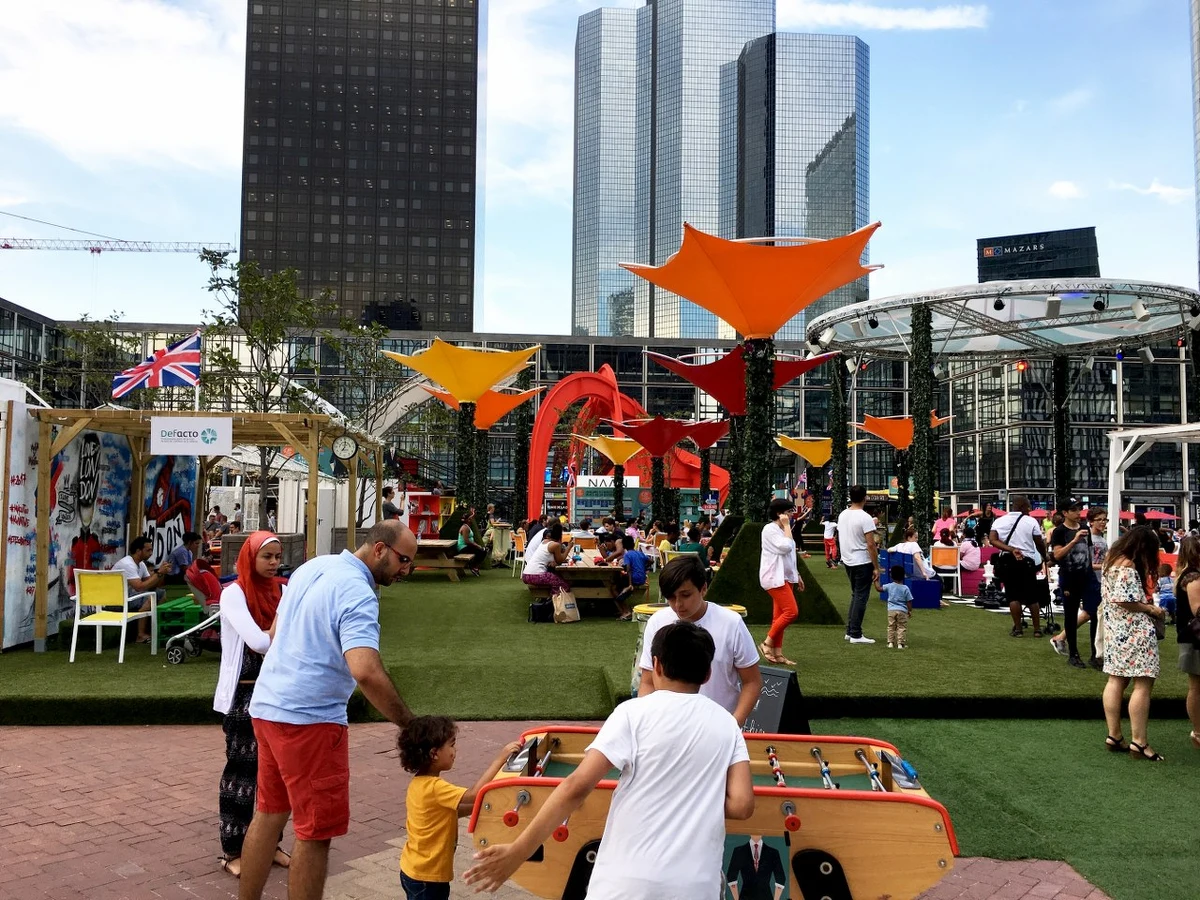 Fala rekordowych upałów we Francji! W największej europejskiej dzielnicy biznesu La Defense pod Paryżem ustawiono na trawnikach plażowe parasole, leżaki i krzesła ogrodowe. Pracownicy wielkich koncernów raczej jednak z nich nie korzystają.