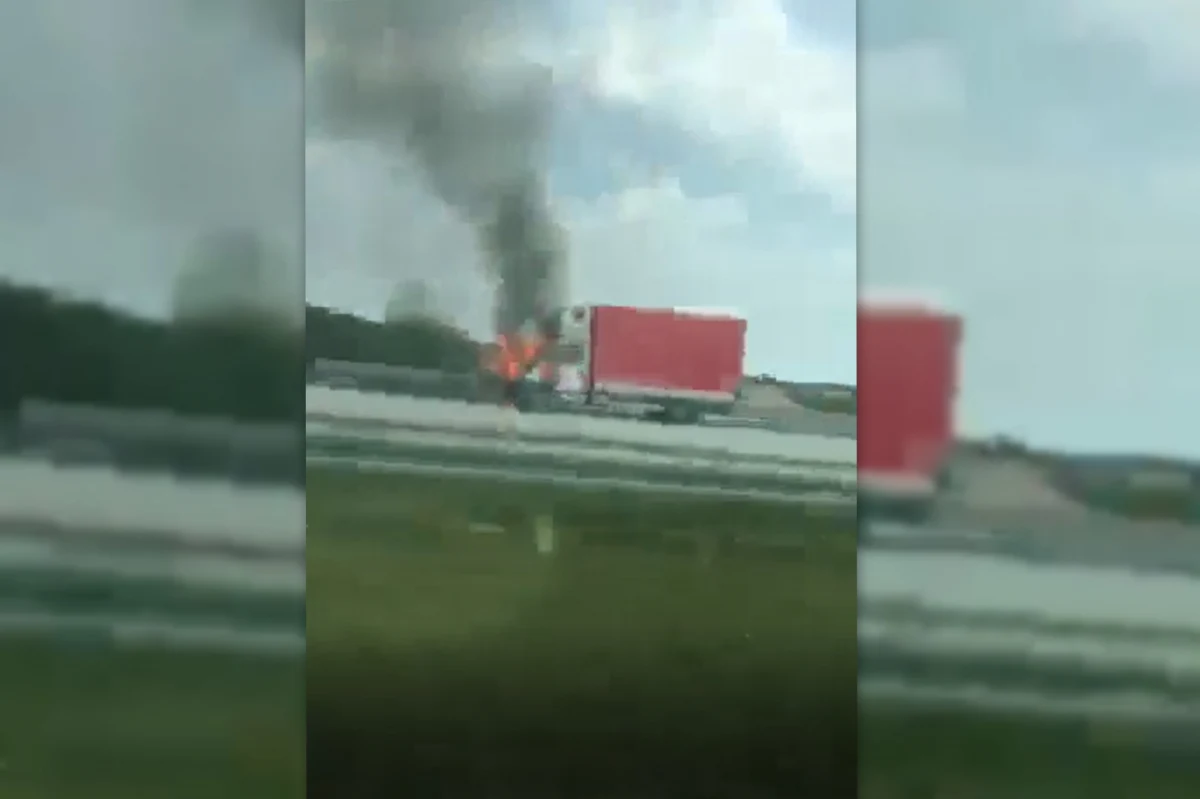Na autostradzie A1, w stronę Strykowa przy zjeździe na A2, pali się samochód dostawczy. Korek sięga już 5 kilometrów - zaalarmował naszą redakcję pan Dawid i przesłał film. Jak udało nam się ustalić, ogień pojawił się w komorze silnika. Nikomu nic się nie stało. Na miejsce przyjechały 3 zastępy strażaków.
