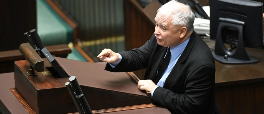 Twardych, ostrych słów skierowanych do opozycji nie wycofuję. Gdyby nie krzyk na sali sejmowej, być może byłoby to powiedziane łagodniej, ale sens byłby ten sam: po prostu nie można przekraczać pewnych granic - powiedział prezes Prawa i Sprawiedliwości Jarosław Kaczyński.