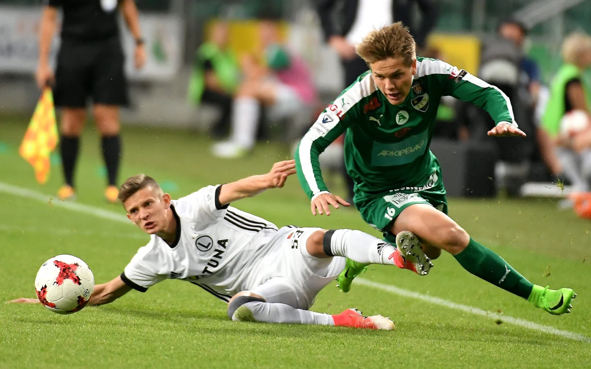 Piłkarze Legii Warszawa wygrali z fińskim IFK Mariehamn 6:0 w rewanżowym meczu drugiej rundy kwalifikacji Ligi Mistrzów. Bramkę zdobył już w 6. minucie Guilherme, w 37. minucie samobójczego gola strzelił Kristian Kojola, a zaledwie trzy minuty później piłkę w bramkę Finów wpakował Michał Kucharczyk, któremu asystował Michał Mączyński. Po przerwie padły kolejne trzy gole: w 55. minucie zdobył go Michał Kucharczyk, w 80. - Sebastian Szymański, dwie minuty później piłka po raz kolejny wylądowała w bramce Finów - gola zdobył Konrad Michalak.