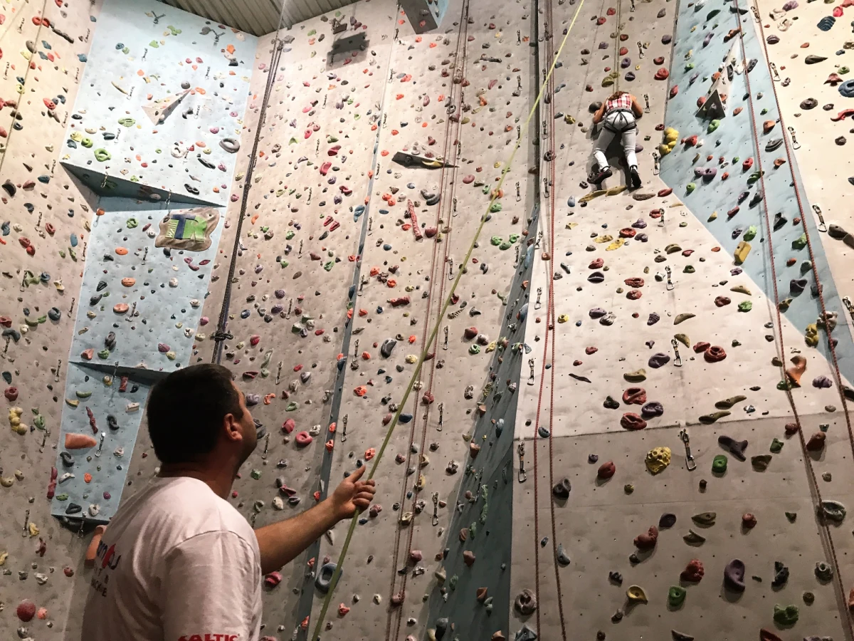 ​Dwa-trzy metry - na taką wysokość wystarczy się wspiąć, by poczuć radość ze wspinaczki. To propozycja dla każdego - przekonują instruktorzy. Najmłodsi adepci mają cztery lata, na ściance wspinają się już 7-latki, a zaskoczeniem nie jest wspinający się 80-latek. Wspinaczka wzmacnia mięśnie nóg, rąk, mięśnie otaczające kręgosłup. Wspinaczka także świetnie modeluje sylwetkę - zapewniają wspinające się panie. Ten rodzaj aktywności odkrywamy specjalnie dla Was w cyklu Sportowe Wakacje w RMF FM.