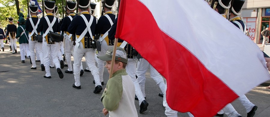 220 lat temu, 20 lipca 1797 roku, odbyło się pierwsze publiczne wykonanie "Pieśni Legionów Polskich" - utworu napisanego przez Józefa Wybickiego, który na cześć gen. Jana Henryka Dąbrowskiego nazwano "Mazurkiem Dąbrowskiego". Od 1927 roku pieśń stała się oficjalnym hymnem narodowym.