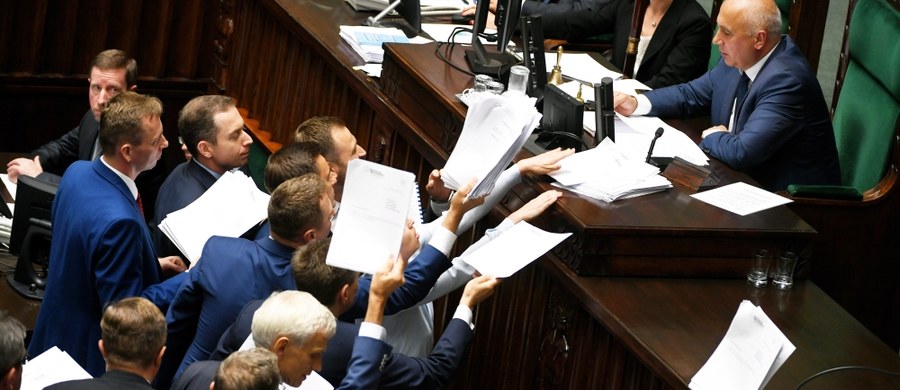 Wielu Polaków jest zgorszonych wydarzeniami, jakie mają już od dawna miejsce w Sejmie, a których nasilenie nastąpiło w ostatnich, niezwykle gorących dniach procedowania nad zaproponowanymi przez posłów Prawa i Sprawiedliwości poważnymi zmianami w ustroju sądów.