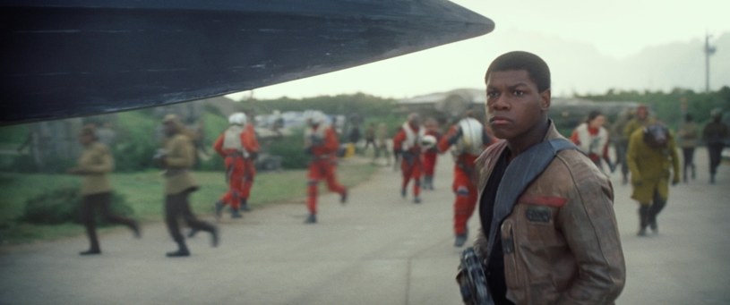 John Boyega, młody aktor grający w nowych odsłonach gwiezdnej sagi rolę Finna, podzielił się kilkoma szczegółami dotyczącymi jego postaci. Według Boyegi, w nadchodzącej produkcji "Gwiezdne wojny: Ostatni Jedi" Finn ma wybrać się na "mroczną misję".