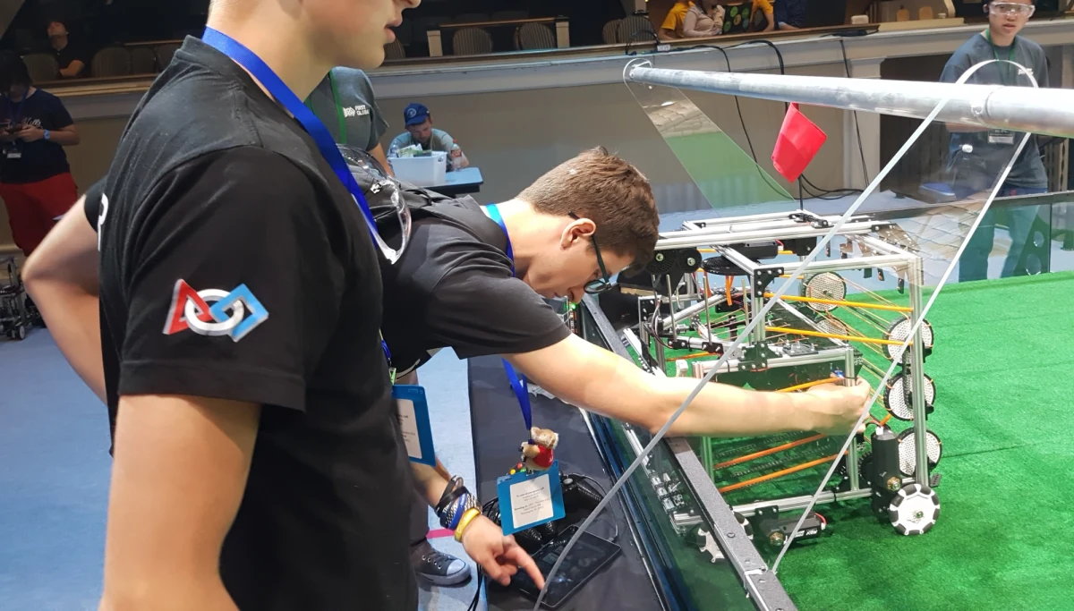 Polski robot drugi na świecie! Młodzieży z powiatu kraśnickiego na Lubelszczyźnie udało się zbudować maszynę, która osiągnęła spory sukces na olimpiadzie FIRST Global w Waszyngtonie. W zawodach robotów wzięło udział 160 zespołów z całego świata. 