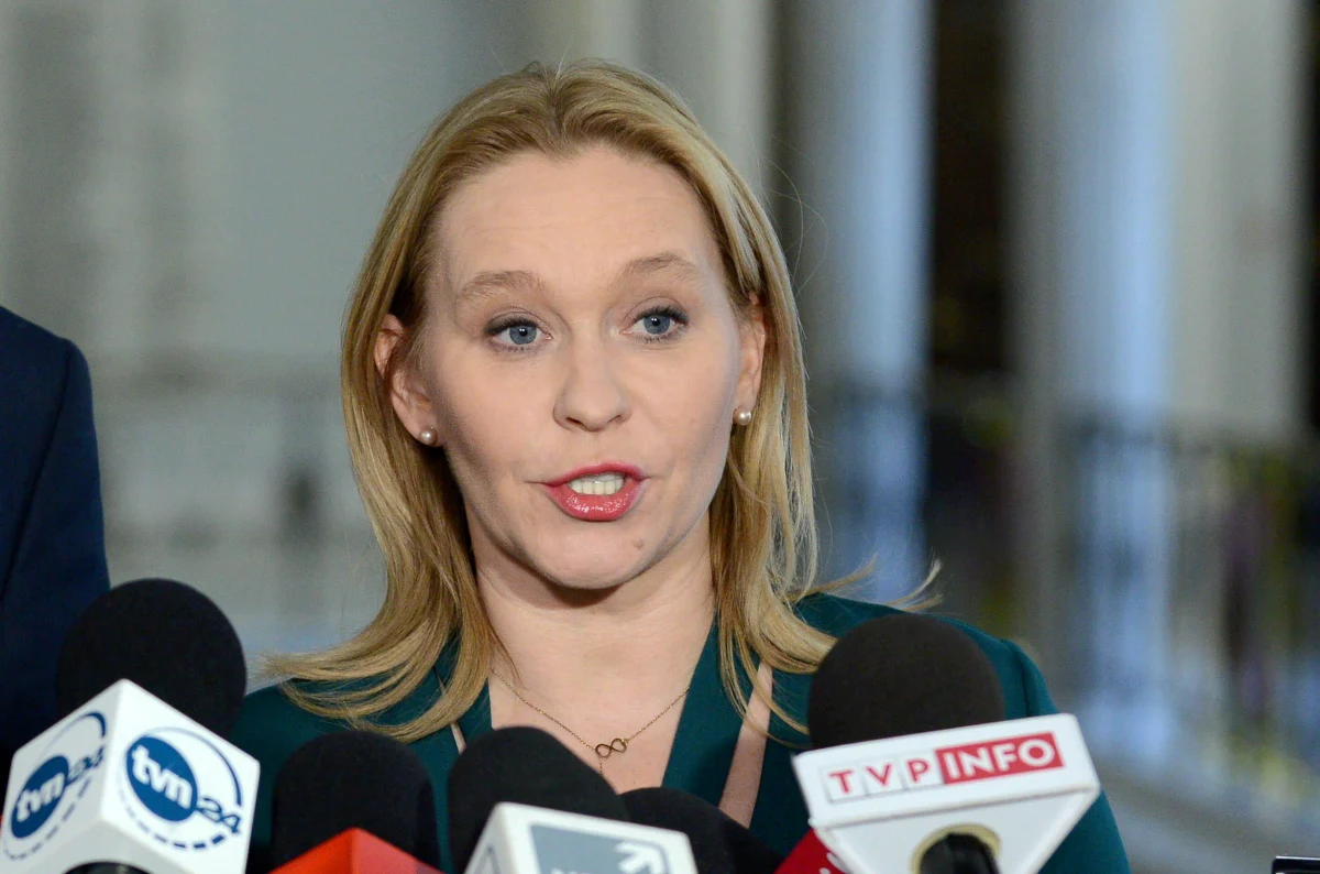 Posłanka Andżelika Możdżanowska opuściła klub; dziękujemy jej za dotychczasową współpracę i życzymy powodzenia - powiedział rzecznik PSL Jakub Stefaniak. Poinformował, że klub wkrtce zdecyduje, kto zastąpi Możdżanowską w komisji śledczej ds. Amber Gold.