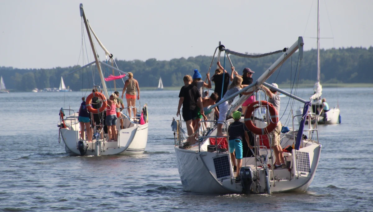 Żeglarstwo to nie tylko świetny sposób na spędzanie wolnego czasu. To pasja, która kształtuje charakter i uczy pokory. Dzisiaj w cyklu Twoje Sportowce Wakacje w RMF FM przedstawiamy tajniki pływania na żaglach.
