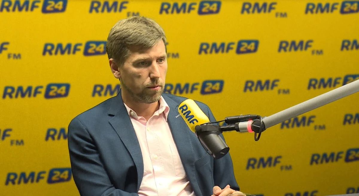 "To może być bardzo szybka decyzja" - mówi w RMF FM doktor Paweł Kowalski z Wydziału Prawa Uniwersytetu SWPS. Jego zdaniem do końca września Trybunał Sprawiedliwości UE może nałożyć karę na Polskę, jeśli Komisja Europejska zdecyduje się na uruchomienie procedury dotyczącej nowych przepisów o polskich sądach. Jego zdaniem "sprawa jest nadzwyczajna", więc Bruksela będzie chciała wysłać "jasny sygnał" i choć zwykle sprawy przed unijnym trybunałem trwają kilkanaście miesięcy, to - zdaniem prawnika - w tym przypadku wszystko potrwa zaledwie kilka tygodni. W wyniku procedury, której przygotowanie zapowiada Komisji Europejska, mogą nam grozić kary wynoszące nawet trzysta tysięcy euro dziennie.  