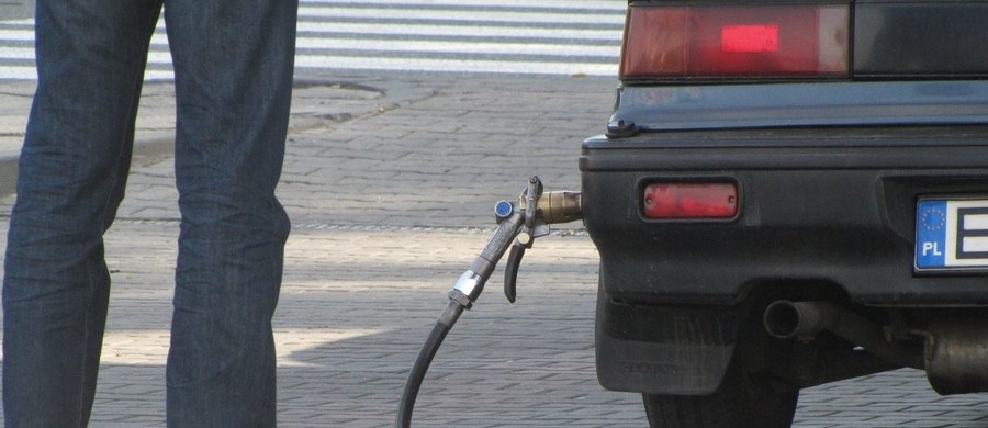 ​Urząd Dozoru Technicznego będzie kontrolował sprawność urządzeń służących do odzyskiwania oparów paliwa na stacjach - zakłada nowelizacja ustawy o dozorze technicznym, którą w czwartek uchwalił Sejm. Za ustawą głosowało 438 posłów, 4 było przeciw, nikt się nie wstrzymał.
