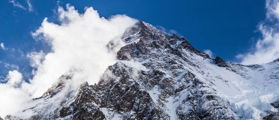 ​Ostatni tydzień na K2 upłynął pod znakiem zmiany drogi wejścia na szczyt. Dotychczas Andrzej Bargiel wraz z członkami swojej wyprawy "K2 Ski Challenge" oraz Januszem Gołąbem wspinali się na drodze Kukuczki i Piotrowskiego, zwanej także drogą polską. Droga ta, prowadząca środkiem południowej ściany, pokonana w 1986 roku, nigdy nie została powtórzona.