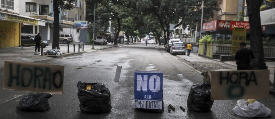 ​W czwartek ruch w wenezuelskich miastach niemal zamarł. Zabarykadowane ulice, to odpowiedź opozycyjnej Koalicji na rzecz Jedności Demokratycznej (MUD) na plan prawnego usankcjonowania "dyktatury prezydenckiej", jak opozycja nazywa wybory do Konstytuanty.