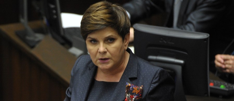 "Agresja i frustracja elit III RP nie zatrzyma procesów naprawczych" - powiedziała w orędziu w TVP premier Beata Szydło. Zaapelowała o rozsądek i odpowiedzialność. Zapewniła, że PiS reformuje sądy po to, by pracowały dobrze i uczciwie.
