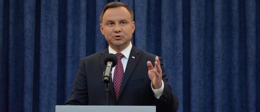 ​Prezydent Andrzej Duda podpisał ustawę przewidującą, że preparaty z konopi będą mogły być wytwarzane w aptekach na podstawie recepty od lekarza, z surowca sprowadzanego z zagranicy. O podpisaniu nowelizacji ustawy o przeciwdziałaniu narkomanii oraz ustawy o refundacji leków, środków spożywczych specjalnego przeznaczenia żywieniowego oraz wyrobów medycznych poinformowała w czwartek wieczorem Kancelaria Prezydenta.