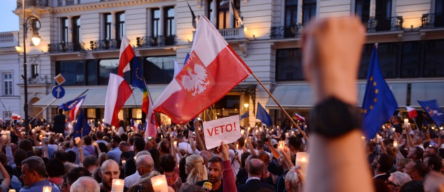 ​Mam 54 lata. Nie wstydzę się słoi na karku. Pamiętam 3 maja 1982 roku i pierwszą demonstrację w Krakowie po wprowadzeniu stanu wojennego. Trzeba było trochę odczekać. Nie ze strachu. W zimie armatka wodna groziła zapaleniem płuc albo gorzej. Ale maj był już ciepły. W maju można było wyjść na ulicę. Zaczęło się od mszy w Mariackim. Na płycie Rynku zebrało się kilkadziesiąt tysięcy osób. Oni tylko czekali na sygnał. Gdy padł rozkaz, z uliczek wjechało ZOMO. Zaczęło się pałowanie.