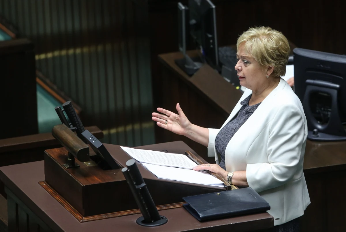 ​Pewnie obywatele będą musieli poczekać na rozstrzygnięcie ich spraw - mówiła I prezes Sądu Najwyższego Małgorzata Gersdorf w Sejmie, komentując uchwalenie przez Izbę nowej ustawy o SN. W czwartek wieczorem Sejm omawiał informację I prezes SN o działalności Sądu Najwyższego w 2016 roku. Sejm nad nią nie głosuje, a jedynie się z nią zapoznaje. Kilka godzin wcześniej posłowie uchwalili nową ustawę o SN autorstwa posłów PiS. Trafiła już do Senatu, który ma się nią zająć w piątek. W czwartek wieczorem omawia ją senacka komisja.