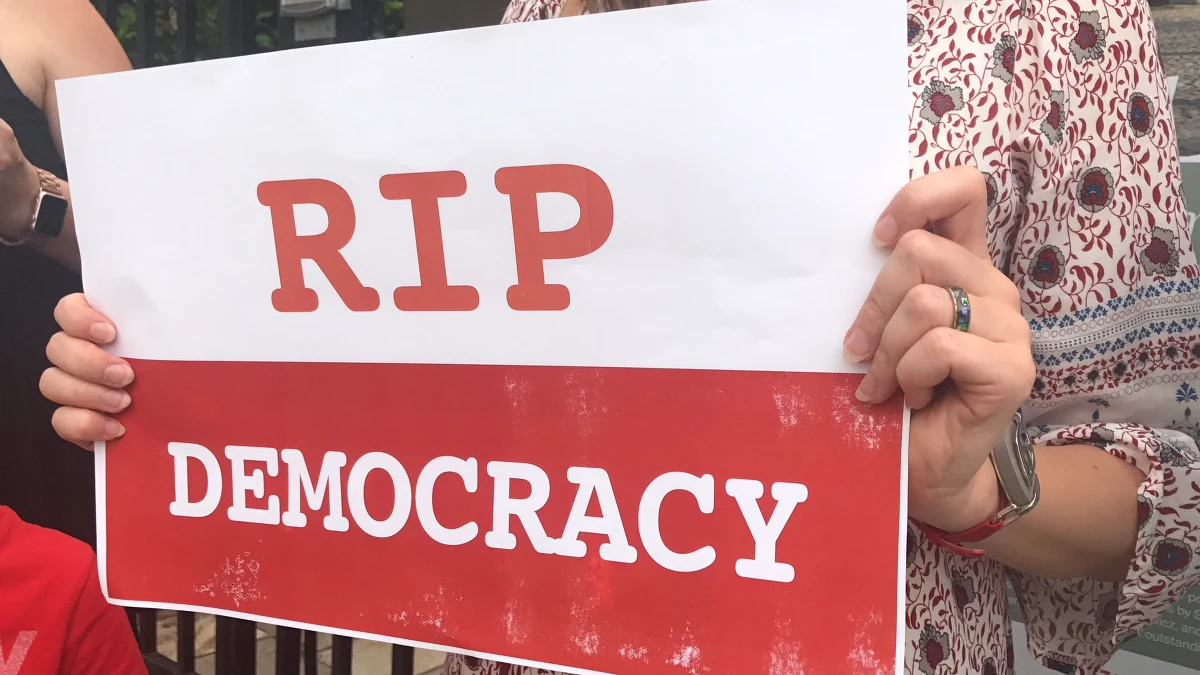 Kilkuosobowa grupa Polaków pojawiła się wieczorem przed ambasadą RP w Waszyngtonie. Protestowali przeciwko zmianom w sądownictwie w Polsce. Przynieśli ze sobą flagi i transparenty. Jak podkreślali, nie podoba im się to, co dzieje się w kraju. I w ten sposób wyrażają poparcie dla tych, którzy protestują w polskich miastach. 