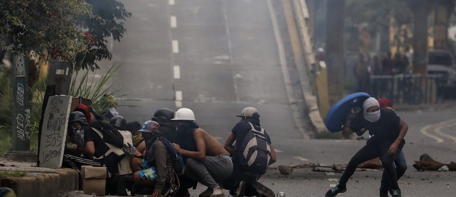 ​W zamieszkach podczas zorganizowanego przez opozycję 24-godzinnego strajku generalnego w Wenezueli zginęły dwie osoby - poinformowała prokuratura. W czwartek w całym kraju trwał protest przeciwko planom prezydenta Nicolasa Maduro dotyczącym zmiany konstytucji.
