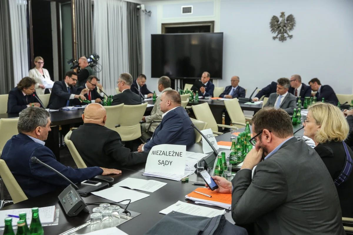 "Wydają się naruszać konstytucję",  "nie spełnia wymogów nałożonych na ustawodawcę w Konstytucji"; "budzi wątpliwość co do zgodności z Konstytucją"; "nie pozwala uznać (pewnych przepisów) za zgodne z Konstytucją". Takie sformułowania pojawiają się w opinii Biura Legislacyjnego Senatu, które oceniło ustawę o Sądzie Najwyższym przyjętą przez Sejm. 