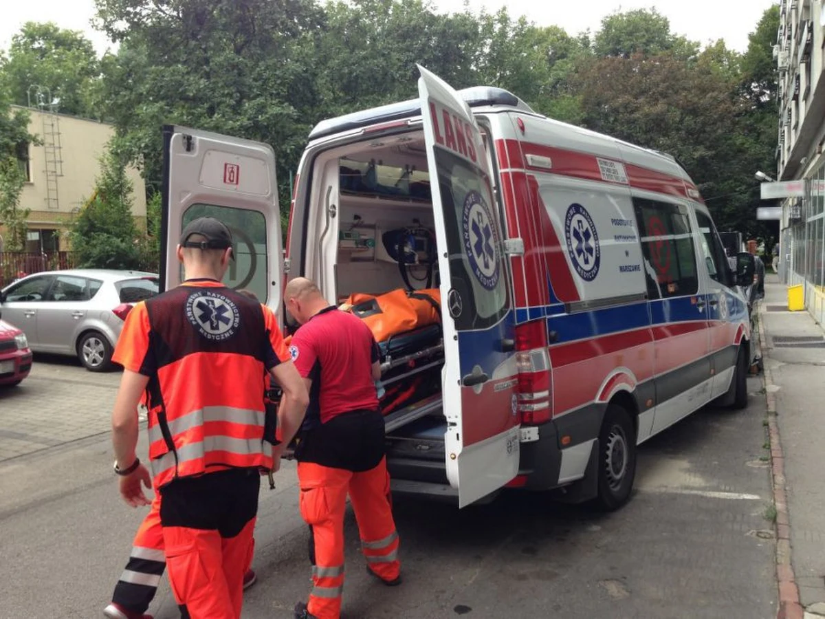 O krok od tragedii w Warszawie. Policjanci ze Śródmieścia sforsowali drzwi do jednego z mieszkań, gdzie na podłodze znaleźli leżącą parę 80-latków. Okazało się, że małżeństwo było w tym stanie od co najmniej 5 dni. Wycieńczeni i odwodnieni staruszkowie zostali odwiezieni do szpitala.