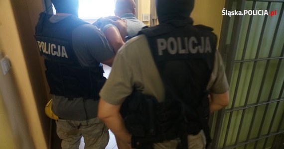 Śląscy policjanci złapali dwóch mężczyzn, którzy porwali dla okupu 48-latka. Sprawcy uwolnili ofiarę, kiedy dostali ponad 150 tysięcy euro.