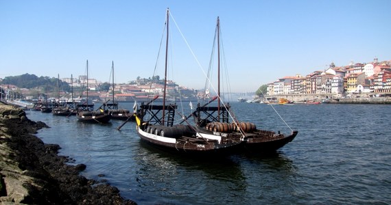 Portugalia to coraz modniejszy kierunek wiosennych i wakacyjnych wyjazdów, a jednym z głównych punktów turystów jest Porto. Miasto, w którym spróbujemy wyjątkowego wina, a po niezbyt długiej przejażdżce będziemy mogli opalać się nad brzegiem oceanu.