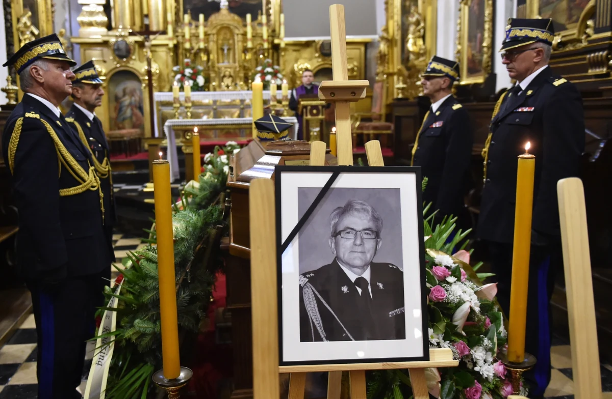 ​Na cmentarzu Rakowickim w Krakowie pochowano generała brygadiera Feliksa Delę, pierwszego komendanta głównego Państwowej Straży Pożarnej i twórcę krajowego systemu ratowniczo-gaśniczego (KSRG).