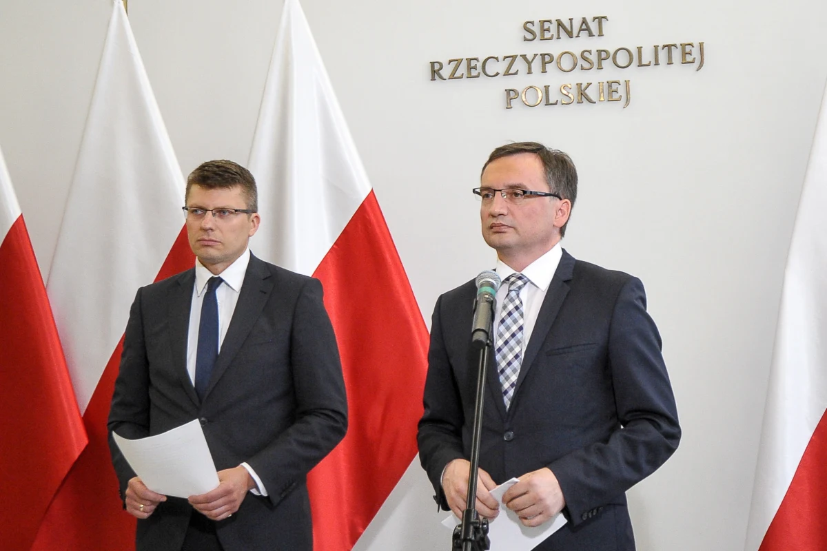 ​Ministerstwo sprawiedliwości ignoruje ewidentne rozbieżności w ustawie o Sądzie Najwyższym. W jednym artykule mowa jest o wskazaniu prezydentowi pięciu kandydatów na pierwszego prezesa Sądu Najwyższego, w innym - o trzech.