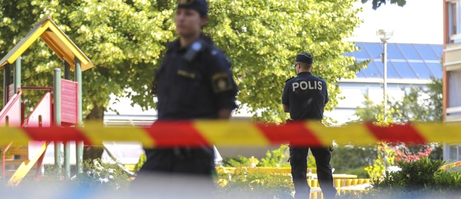 Dramat rodzinny w Göteborgu. Policja zatrzymała mężczyznę podejrzanego o zabicie żony i trójki dzieci. Rodzina miała ogromne długi. W dniu tragedii miała zostać eksmitowana. Szwedzki dziennik „Expressen” pisze, że ojciec rodziny pochodził z Bośni, jego żona była Polką. W sobotę po południu sąd rejonowy w Göteborgu podjął decyzję o aresztowaniu 51-letniego Bośniaka. Mężczyzna nie przyznaje się do winy.