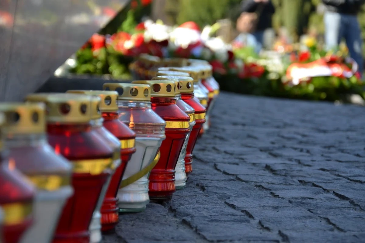 22 lipca nie jest już od dawna zaznaczany w kalendarzach na czerwono, ale tak naprawdę państwo, którego ten dzień był świętem nieodwołalnie żegnamy dopiero teraz. Przez ćwierćwiecze III Rzeczypospolitej żyliśmy bowiem w czymś, co znakomicie oddawała nazwa PRL-bis. Była ona adekwatna do systemu ustrojowo-politycznego, w którym nadal doskonale czuli się ludzie władzy komunistycznego reżimu hołubieni i dopieszczani - zwłaszcza ekonomicznie - przez tych, którzy zawarli z nimi gwarantujące im bezpieczeństwo i dostatnie życie umowy przy Okrągłym Stole (a może także pod nim, czyli w Magdalence, chociaż bez śladów na piśmie).